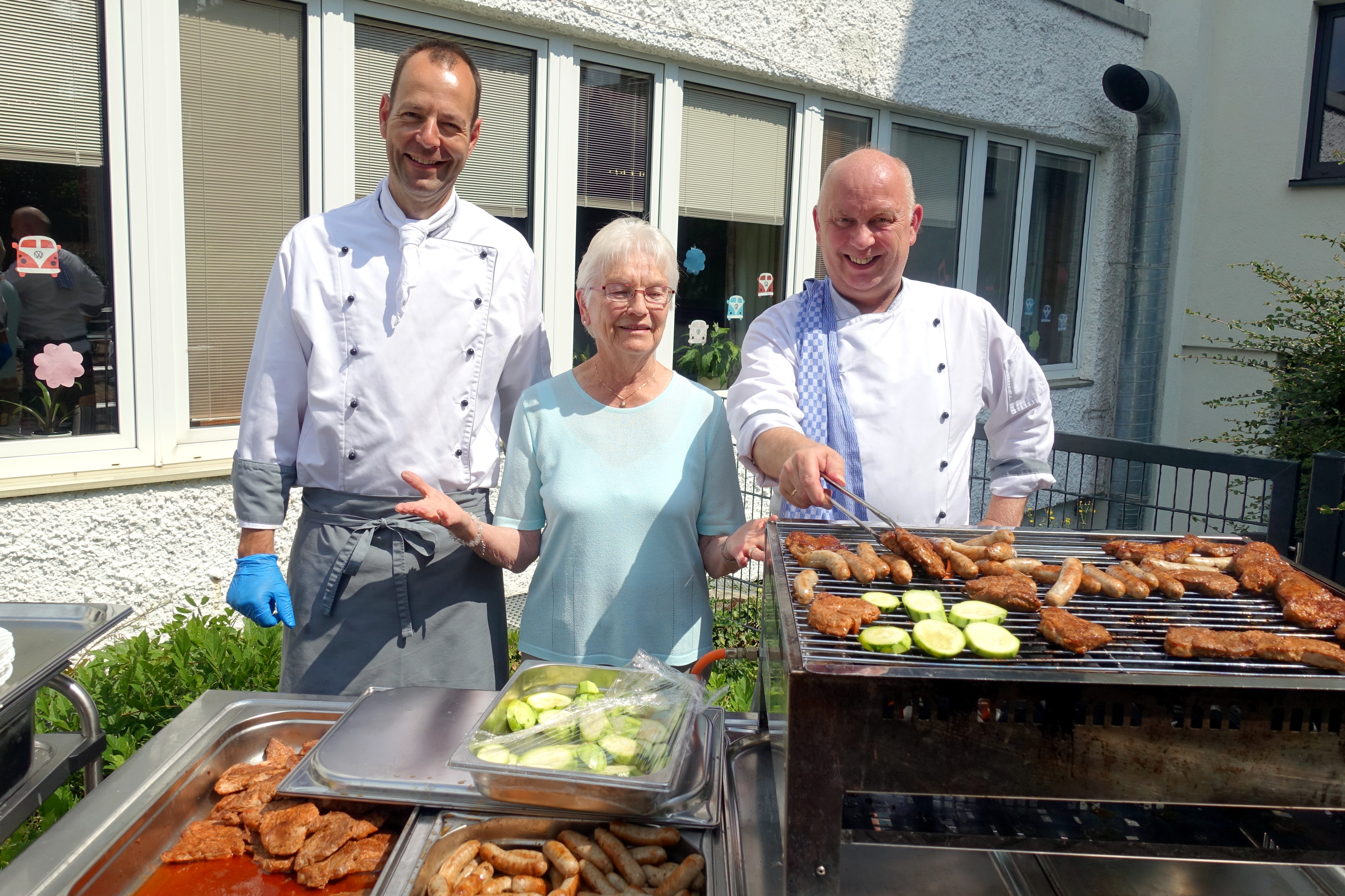 Grillen im Garten (Herr Dornsiepen, Heimfürsprecherin Frau Piper und Herr Beinroth)